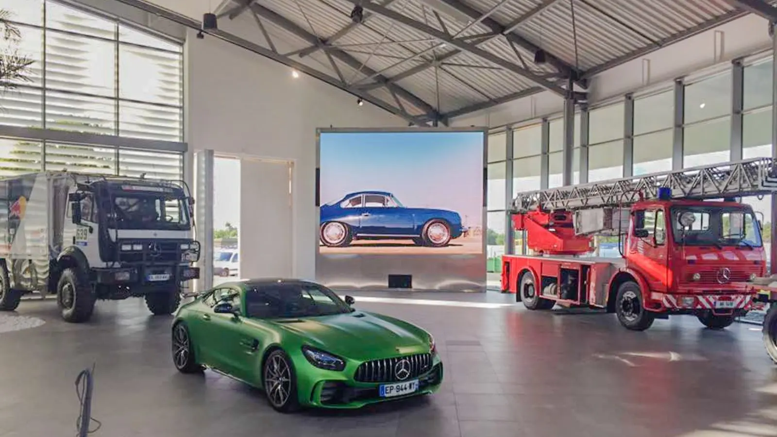 Tout savoir sur l’écran LED géant intérieur


Également appelé mur d&rsquo;images LED, mur de LED ou panneau d&rsquo;affichage modulaire, l&rsquo;écran LED géant intérieur diffuse de manière dynamique des vidéos grand format, images et messages à l&rsquo;intérieur d&rsquo;un bâtiment, d&rsquo;une salle ou d&rsquo;un espace recevant du public. Ce type de panneau LED constitue aujourd&rsquo;hui la solution de référence pour remplacer les écrans LCD traditionnels dans les projets d&rsquo;affichage intérieur en France.




Les distances de visibilité sont parfois problématiques pour un affichage classique. Nos écrans LED géants permettent d&rsquo;adapter la technologie LED avec les ratios, résolutions et distances de vision optimales selon la dalle et le pitch choisis. Chaque système est dimensionné en fonction de la taille de votre espace, du format souhaité et du type de contenus à diffuser.




Une solution haute luminosité, modulable et entièrement personnalisée selon votre format, votre taille de salle et votre budget, parfaite pour tous vos besoins en affichage intérieur : signalétique digitale, affichage publicitaire, mur d&rsquo;images géant, animation de points de vente, scénographie, écrans de salle de réunion, salles polyvalentes, salons professionnels ou expérience client immersive. Disponible à l&rsquo;achat ou à la location en France, avec une offre de prix adaptée à chaque projet et chaque type d&rsquo;usage.


