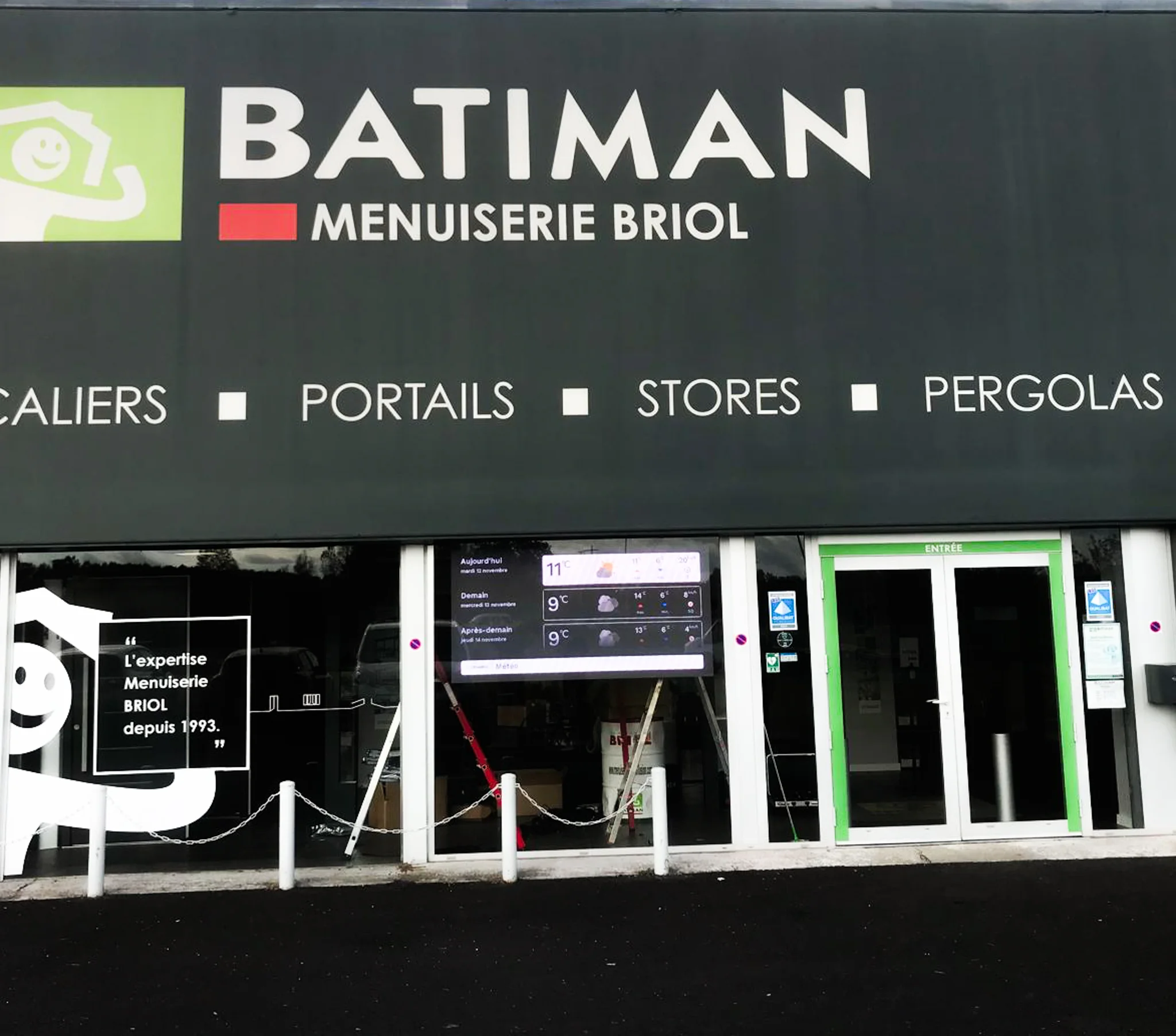 La révolution de l’affichage digital en vitrine pour les professionnels
Les écrans vitrine LED, LCD ou transparents holographiques redéfinissent les standards de la communication visuelle en point de vente, en magasin et en espace professionnel.
À la croisée du design, de la technologie et de l&rsquo;expérience utilisateur, ces panneaux d&rsquo;affichage dynamique permettent d&rsquo;afficher des vidéos, des images et des contenus publicitaires tout en laissant la luminosité naturelle pénétrer dans le lieu. Ils ouvrent ainsi la voie à des usages innovants, immersifs et à forte valeur ajoutée pour vos clients comme pour les passants.
Utilisés dans le retail, les commerces, les agences, les espaces corporate ou l&rsquo;événementiel, les écrans vitrine LED, LCD ou transparents holographiques offrent une solution moderne et performante pour capter l&rsquo;attention, renforcer la visibilité et dynamiser la communication en façade. Que votre vitrine soit orientée plein soleil ou exposée à la lumière urbaine, la technologie LED garantit un affichage lisible à toute distance, en format portrait comme en format paysage, de jour comme de nuit.
Un écran vitrine bien choisi, c&rsquo;est un écran vitrine qui affiche le bon contenu au bon moment, avec la bonne résolution. Nos équipes vous accompagnent pour sélectionner le modèle le plus adapté à votre magasin.
