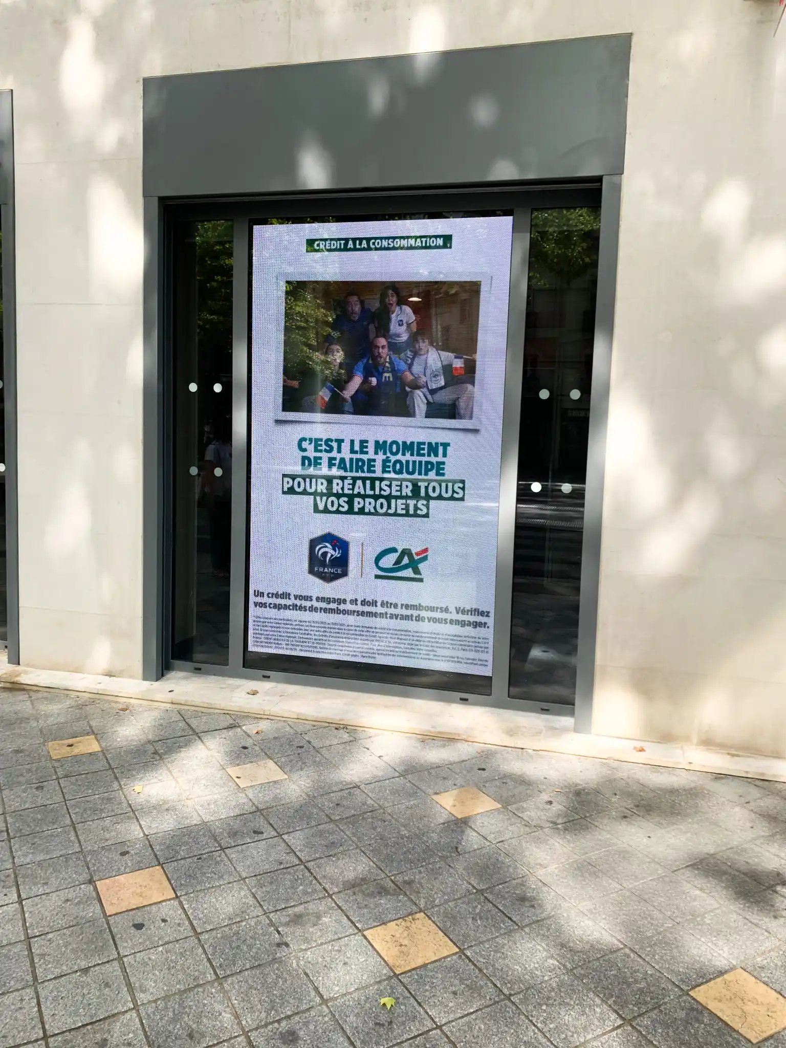 La révolution de l’affichage digital pour les professionnels
Les écrans LED transparents holographiques redéfinissent les codes de l’affichage numérique professionnel.
 L&rsquo;écran LED transparent s&rsquo;impose progressivement comme la nouvelle référence du secteur.
À la croisée du design, de la technologie et de l&rsquo;expérience utilisateur, ils permettent de diffuser des contenus visuels tout en laissant la luminosité pénétrer le lieu, ouvrant ainsi la voie à des usages innovants, immersifs et à forte valeur ajoutée.
Utilisés dans le retail, l&rsquo;événementiel, l&rsquo;architecture, les vitrines ou encore les showrooms, ces écrans transparents permettent aux contenus 3D ou holographiques de s&rsquo;intégrer parfaitement à l&rsquo;architecture existante.
Diffusion d&rsquo;image, animation dynamique, contenu interactif ou vidéo immersive : autant d&rsquo;applications professionnelles rendues possibles sur ce type d&rsquo;installation, tout en préservant la luminosité naturelle de l&rsquo;intérieur. Une nouvelle génération d&rsquo;affichage digital qui transforme la vitrine en véritable scène visuelle.
