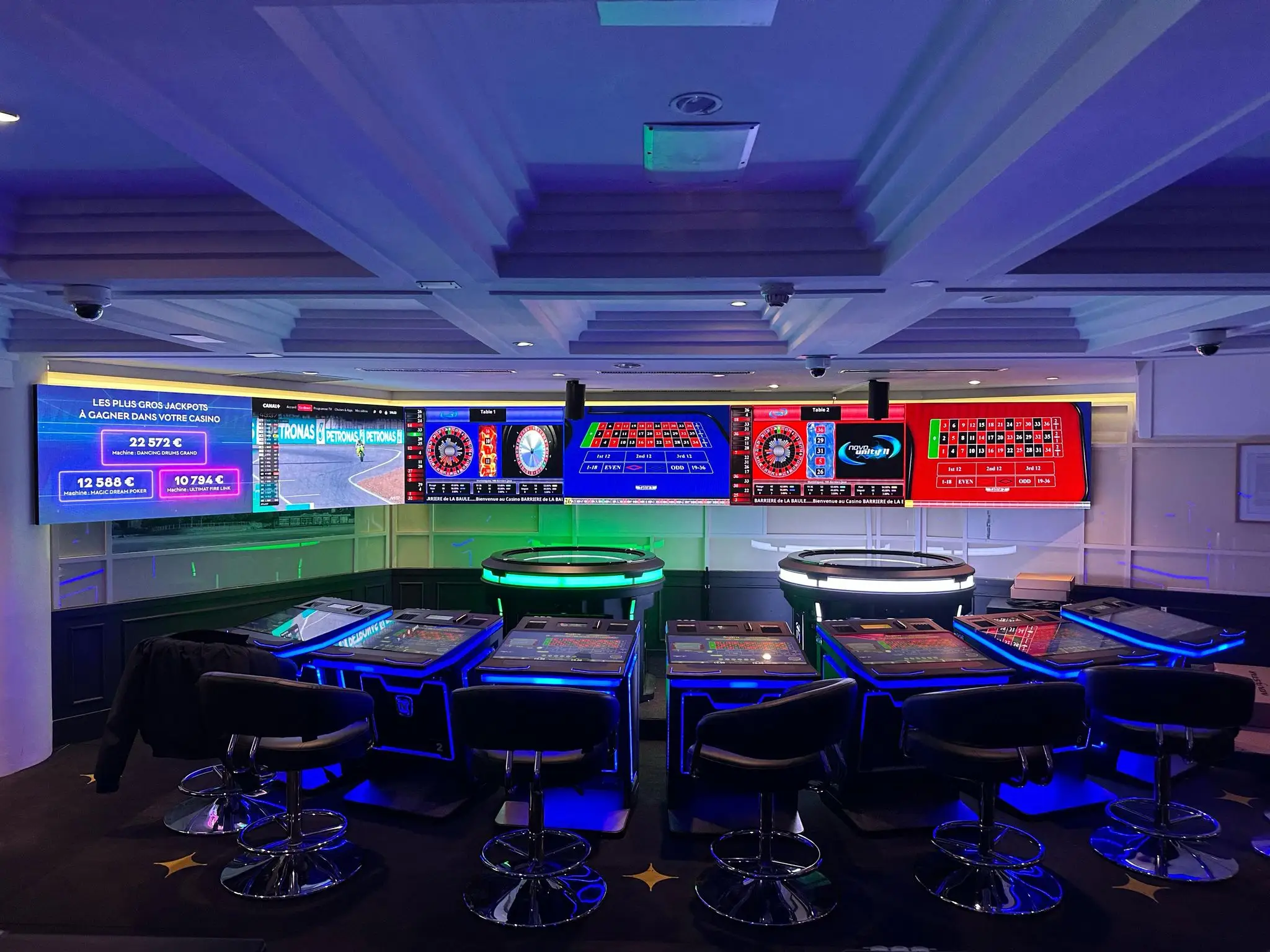 Tout savoir sur l&rsquo;écran Mur LED intérieur
Également appelé écran géant LED, panneau d&rsquo;affichage à LED ou mur d&rsquo;images numérique, l&rsquo;écran Mur LED intérieur diffuse de manière dynamique des images, vidéos et contenus animés à l&rsquo;intérieur d&rsquo;un bâtiment. Solution incontournable pour une communication visuelle à fort impact, le mur LED indoor s&rsquo;impose comme la nouvelle référence de l&rsquo;affichage digital sur mesure.
Contrairement aux écrans LCD qui reposent sur une technologie rétro-éclairée, les pixels des écrans LED sont composés de diodes électroluminescentes auto-émissives. Là où les écrans LCD perdent en qualité avec les reflets UV et les ambiances lumineuses fortes, les LEDs permettent de diffuser une image éclatante, avec un contraste profond et une excellente qualité d&rsquo;image, sans reflet ni perte de luminosité.
Une solution haute luminosité parfaite pour satisfaire tous vos besoins en affichage intérieur : signalétique digitale, affichage publicitaire, mur d&rsquo;images en showroom, animation de points de vente, scénographie en boutique, expérience client en hall corporate, retransmission live en salle de conférence.
