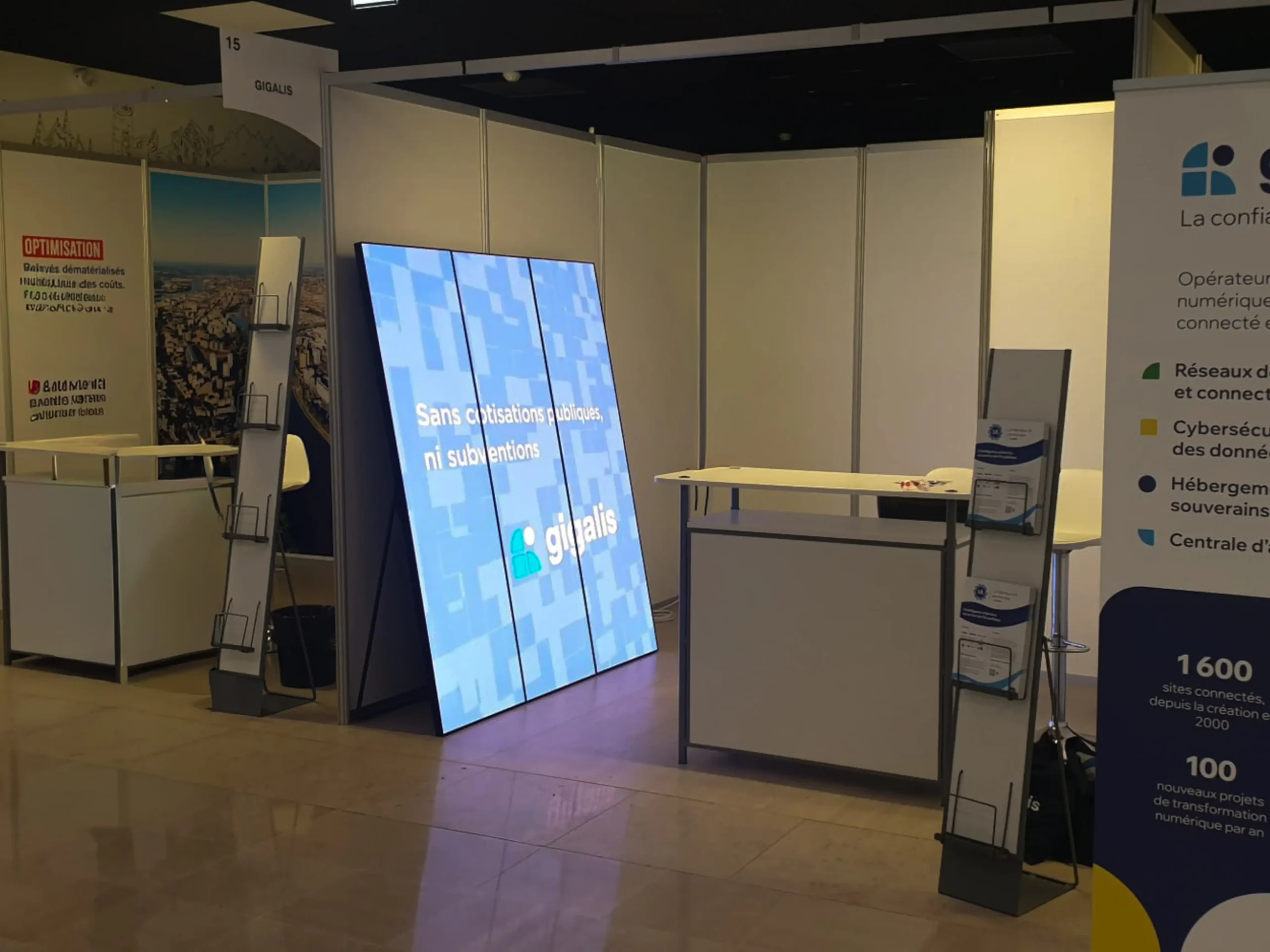 Tout savoir sur l&rsquo;écran LED intérieur
Également appelé écran géant LED, mur d&rsquo;images LED ou panneau d&rsquo;affichage, l&rsquo;écran LED intérieur (ou écran LED indoor) diffuse de manière dynamique des vidéos, images et messages à l&rsquo;intérieur d&rsquo;un bâtiment, d&rsquo;une salle ou d&rsquo;un espace recevant du public.
Contrairement aux écrans LCD qui reposent sur une technologie rétroéclairée, les pixels d&rsquo;un écran LED intérieur sont composés de diodes à lumière émissive. Là où les écrans LCD perdent en qualité d&rsquo;image avec les reflets UV, la technologie LED garantit une visibilité parfaite, une définition élevée et une luminosité stable, quelle que soit la distance de vision ou la lumière ambiante.
Une solution haute luminosité, modulable et full personnalisable, parfaite pour tous vos besoins en affichage intérieur : signalétique digitale, affichage publicitaire, mur d&rsquo;images géant, animation de points de vente, scénographie, écrans de salle de réunion, salles polyvalentes, salons ou expérience client immersive.
