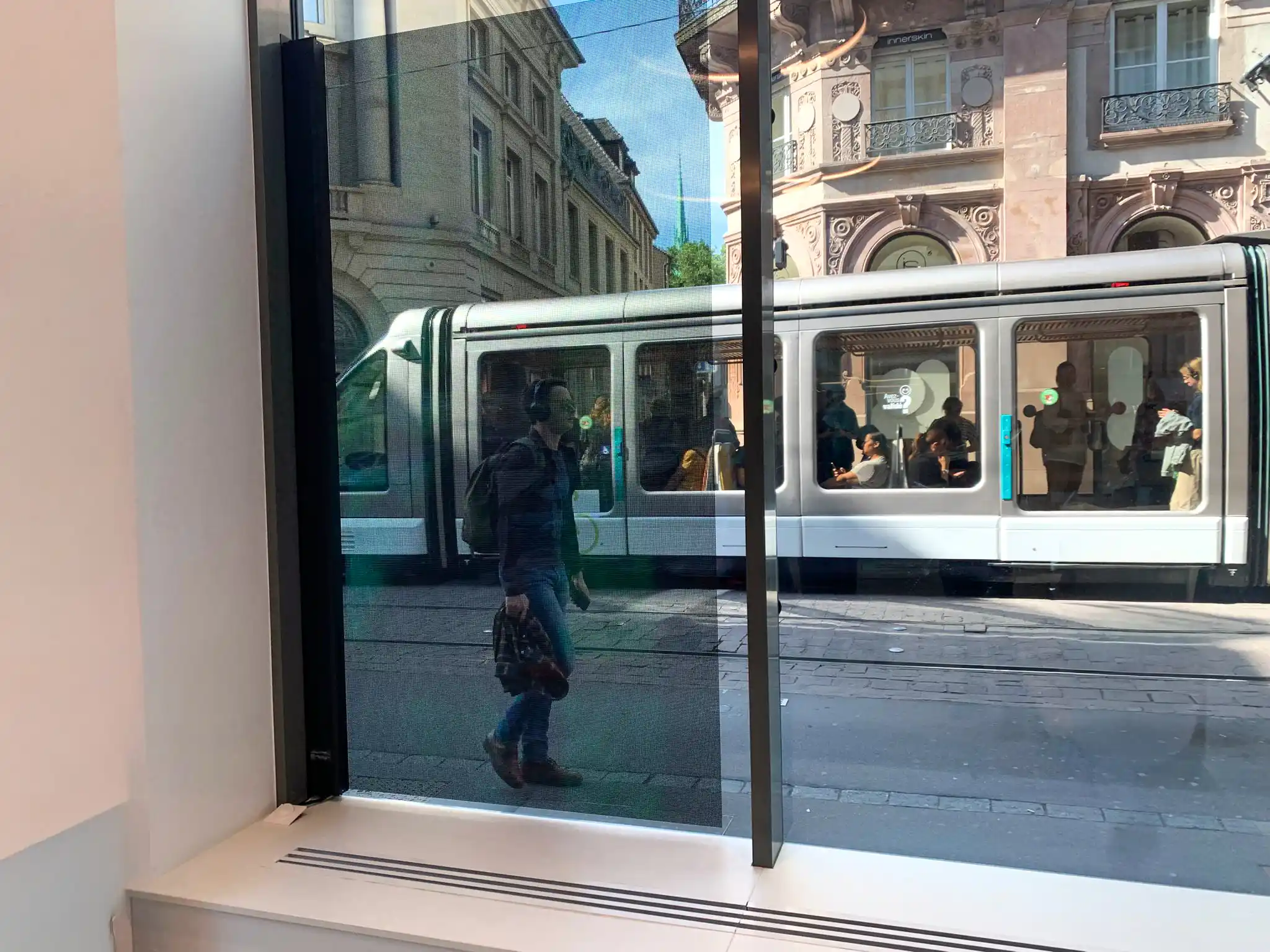 La révolution de l’affichage digital pour les professionnels
Les écrans LED transparents holographiques redéfinissent les codes de l’affichage numérique professionnel.
 L&rsquo;écran LED transparent s&rsquo;impose progressivement comme la nouvelle référence du secteur.
À la croisée du design, de la technologie et de l&rsquo;expérience utilisateur, ils permettent de diffuser des contenus visuels tout en laissant la luminosité pénétrer le lieu, ouvrant ainsi la voie à des usages innovants, immersifs et à forte valeur ajoutée.
Utilisés dans le retail, l&rsquo;événementiel, l&rsquo;architecture, les vitrines ou encore les showrooms, ces écrans transparents permettent aux contenus 3D ou holographiques de s&rsquo;intégrer parfaitement à l&rsquo;architecture existante.
Diffusion d&rsquo;image, animation dynamique, contenu interactif ou vidéo immersive : autant d&rsquo;applications professionnelles rendues possibles sur ce type d&rsquo;installation, tout en préservant la luminosité naturelle de l&rsquo;intérieur. Une nouvelle génération d&rsquo;affichage digital qui transforme la vitrine en véritable scène visuelle.
