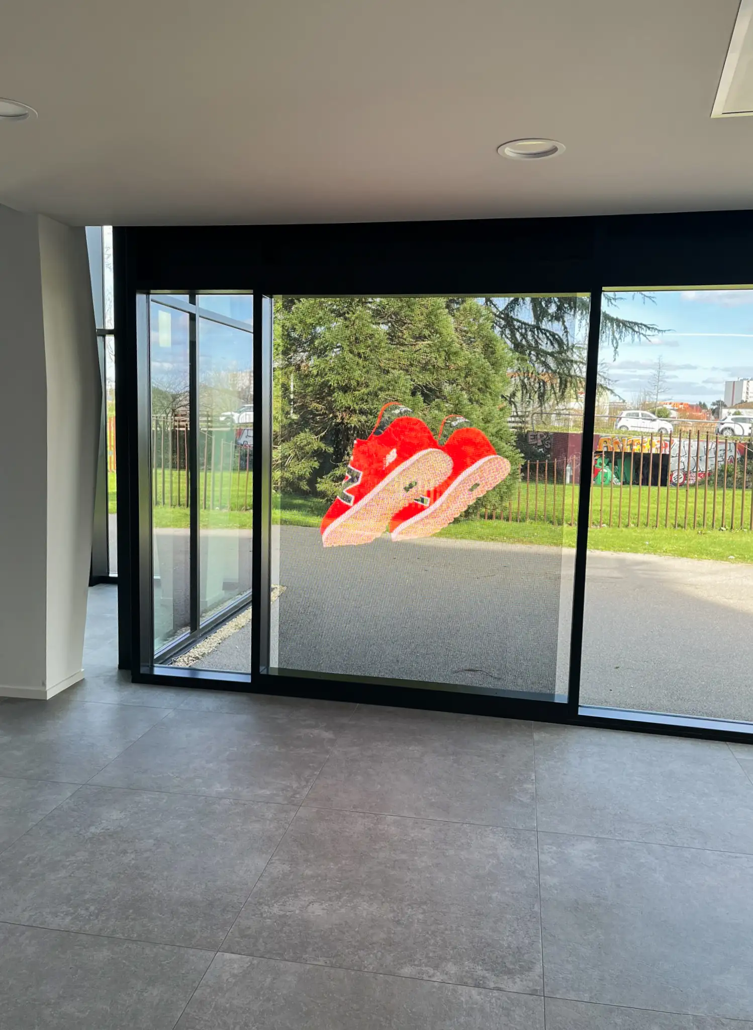 La révolution de l’affichage digital pour les professionnels
Les écrans LED transparents holographiques redéfinissent les codes de l’affichage numérique professionnel.
 L&rsquo;écran LED transparent s&rsquo;impose progressivement comme la nouvelle référence du secteur.
À la croisée du design, de la technologie et de l&rsquo;expérience utilisateur, ils permettent de diffuser des contenus visuels tout en laissant la luminosité pénétrer le lieu, ouvrant ainsi la voie à des usages innovants, immersifs et à forte valeur ajoutée.
Utilisés dans le retail, l&rsquo;événementiel, l&rsquo;architecture, les vitrines ou encore les showrooms, ces écrans transparents permettent aux contenus 3D ou holographiques de s&rsquo;intégrer parfaitement à l&rsquo;architecture existante.
Diffusion d&rsquo;image, animation dynamique, contenu interactif ou vidéo immersive : autant d&rsquo;applications professionnelles rendues possibles sur ce type d&rsquo;installation, tout en préservant la luminosité naturelle de l&rsquo;intérieur. Une nouvelle génération d&rsquo;affichage digital qui transforme la vitrine en véritable scène visuelle.
