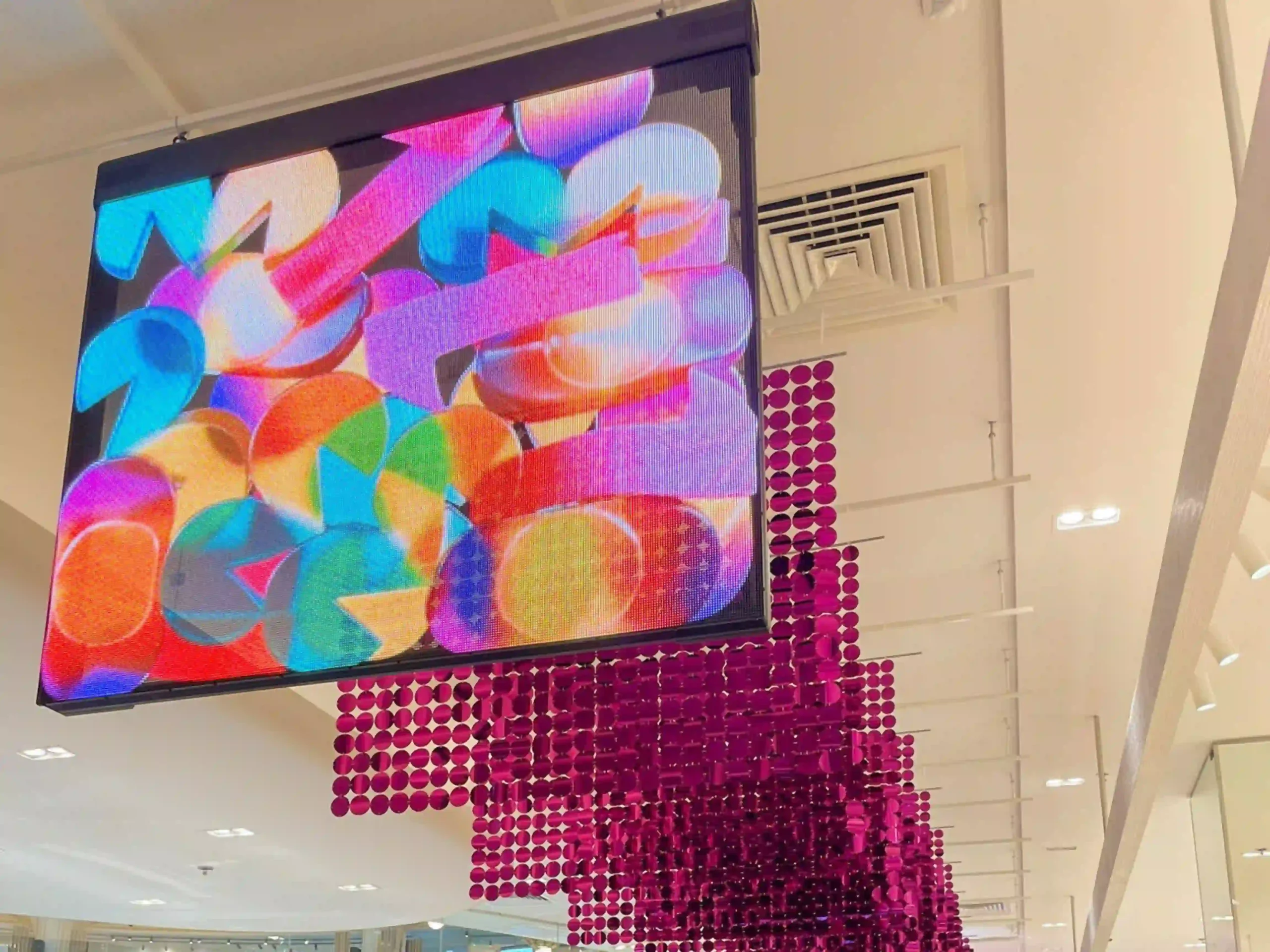 Ecran LED transparent holographique