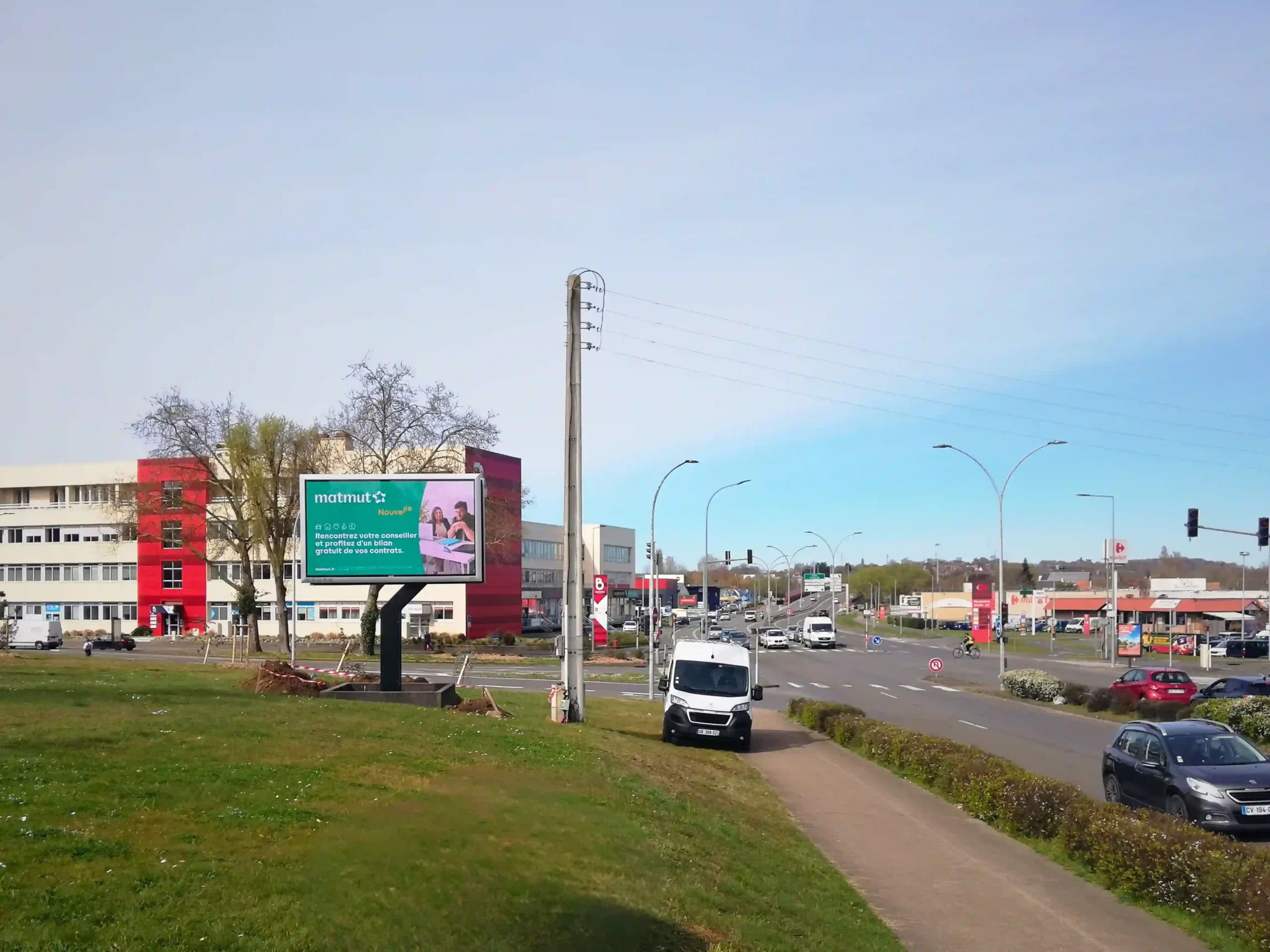 


Tout savoir sur l&rsquo;écran géant extérieur
Également appelé mur d&rsquo;images LED ou panneau d&rsquo;affichage publicitaire, l&rsquo;écran géant extérieur diffuse de manière dynamique vidéos, photos, images et messages à l&rsquo;extérieur d&rsquo;un bâtiment, d&rsquo;une salle ou d&rsquo;un espace recevant du public. Produit de référence pour toute communication visuelle impactante : affichage événementiel, projection cinéma en plein air, jeux de lumière architecturaux, retransmission sportive ou animation de stade.
Les écrans géants extérieurs adaptent la technologie LED aux ratios, résolutions et distances de visibilité en mètres de chaque site, en tenant compte de la structure, du cadre d&rsquo;installation et des options techniques disponibles selon chaque configuration. Une solution haute luminosité, modulable et personnalisable pour tous vos besoins en affichage extérieur : storing, bord de touche, signalétique digitale, mur d&rsquo;images géant, animation de points de vente, scénographie, projection événementielle, écran de salle de réunion, salons professionnels ou expérience client immersive. Livraison, installation, pack audio et accessoires techniques inclus dans notre offre, à un prix adapté à chaque projet.



