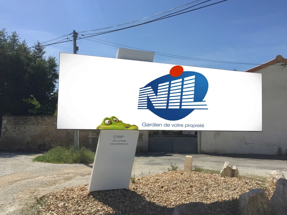 Tout savoir sur les panneaux numériques, panneaux LED sur mât, totems et solutions LED sur mesure
Également appelés panneaux numériques, panneaux LED sur mât, totems digitaux, journaux lumineux ou bandeaux LED, ces dispositifs d&rsquo;affichage dynamique diffusent messages, images, vidéos et informations en temps réel en extérieur. Le panneau numérique est l&rsquo;outil de communication digitale de référence pour entreprises, commerces, collectivités, mairies et villes.
Contrairement aux écrans LCD rétroéclairés, les panneaux numériques utilisent des diodes électroluminescentes à lumière émissive : visibilité optimale, forte luminosité et noirs profonds en plein soleil comme à grande distance. Idéaux pour zones commerciales, concessions, stations-service, parkings ou sites industriels grâce à une implantation en hauteur. Les totems digitaux orientent visiteurs et citoyens, les journaux lumineux affichent textes défilants et horaires, les bandeaux LED s&rsquo;adaptent à vos façades, vitrines ou enseignes

