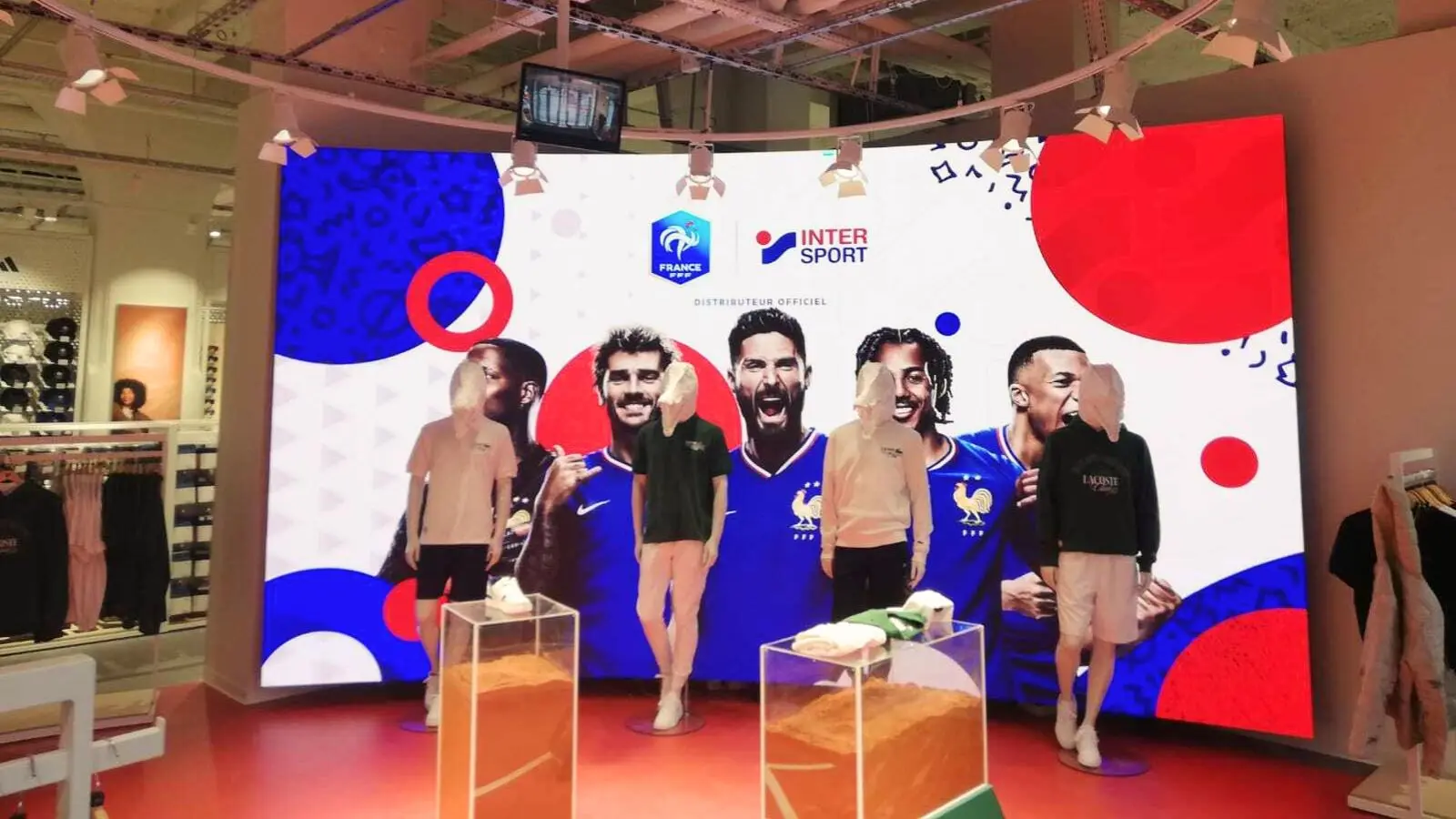 Tout savoir sur l&rsquo;écran LED intérieur
Également appelé écran géant LED, mur d&rsquo;images LED ou panneau d&rsquo;affichage, l&rsquo;écran LED intérieur (ou écran LED indoor) diffuse de manière dynamique des vidéos, images et messages à l&rsquo;intérieur d&rsquo;un bâtiment, d&rsquo;une salle ou d&rsquo;un espace recevant du public.
Contrairement aux écrans LCD qui reposent sur une technologie rétroéclairée, les pixels d&rsquo;un écran LED intérieur sont composés de diodes à lumière émissive. Là où les écrans LCD perdent en qualité d&rsquo;image avec les reflets UV, la technologie LED garantit une visibilité parfaite, une définition élevée et une luminosité stable, quelle que soit la distance de vision ou la lumière ambiante.
Une solution haute luminosité, modulable et full personnalisable, parfaite pour tous vos besoins en affichage intérieur : signalétique digitale, affichage publicitaire, mur d&rsquo;images géant, animation de points de vente, scénographie, écrans de salle de réunion, salles polyvalentes, salons ou expérience client immersive.
