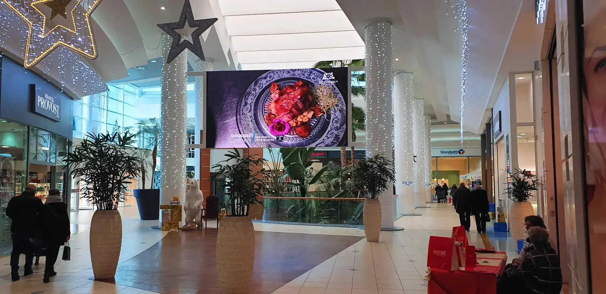 Tout savoir sur l’écran LED géant intérieur


Également appelé mur d&rsquo;images LED, mur de LED ou panneau d&rsquo;affichage modulaire, l&rsquo;écran LED géant intérieur diffuse de manière dynamique des vidéos grand format, images et messages à l&rsquo;intérieur d&rsquo;un bâtiment, d&rsquo;une salle ou d&rsquo;un espace recevant du public. Ce type de panneau LED constitue aujourd&rsquo;hui la solution de référence pour remplacer les écrans LCD traditionnels dans les projets d&rsquo;affichage intérieur en France.




Les distances de visibilité sont parfois problématiques pour un affichage classique. Nos écrans LED géants permettent d&rsquo;adapter la technologie LED avec les ratios, résolutions et distances de vision optimales selon la dalle et le pitch choisis. Chaque système est dimensionné en fonction de la taille de votre espace, du format souhaité et du type de contenus à diffuser.




Une solution haute luminosité, modulable et entièrement personnalisée selon votre format, votre taille de salle et votre budget, parfaite pour tous vos besoins en affichage intérieur : signalétique digitale, affichage publicitaire, mur d&rsquo;images géant, animation de points de vente, scénographie, écrans de salle de réunion, salles polyvalentes, salons professionnels ou expérience client immersive. Disponible à l&rsquo;achat ou à la location en France, avec une offre de prix adaptée à chaque projet et chaque type d&rsquo;usage.


