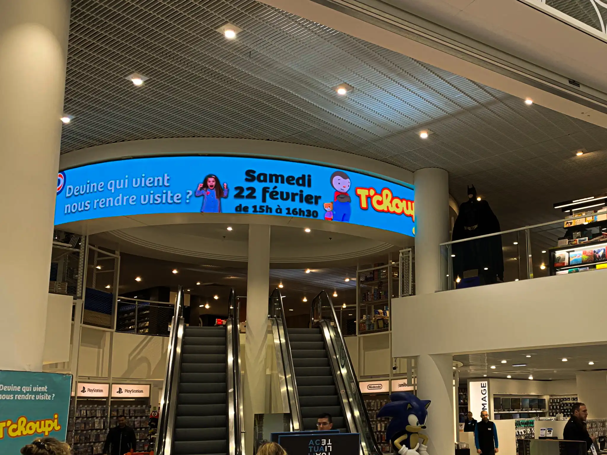 Tout savoir sur l&rsquo;écran LED intérieur
Également appelé écran géant LED, mur d&rsquo;images LED ou panneau d&rsquo;affichage, l&rsquo;écran LED intérieur (ou écran LED indoor) diffuse de manière dynamique des vidéos, images et messages à l&rsquo;intérieur d&rsquo;un bâtiment, d&rsquo;une salle ou d&rsquo;un espace recevant du public.
Contrairement aux écrans LCD qui reposent sur une technologie rétroéclairée, les pixels d&rsquo;un écran LED intérieur sont composés de diodes à lumière émissive. Là où les écrans LCD perdent en qualité d&rsquo;image avec les reflets UV, la technologie LED garantit une visibilité parfaite, une définition élevée et une luminosité stable, quelle que soit la distance de vision ou la lumière ambiante.
Une solution haute luminosité, modulable et full personnalisable, parfaite pour tous vos besoins en affichage intérieur : signalétique digitale, affichage publicitaire, mur d&rsquo;images géant, animation de points de vente, scénographie, écrans de salle de réunion, salles polyvalentes, salons ou expérience client immersive.
