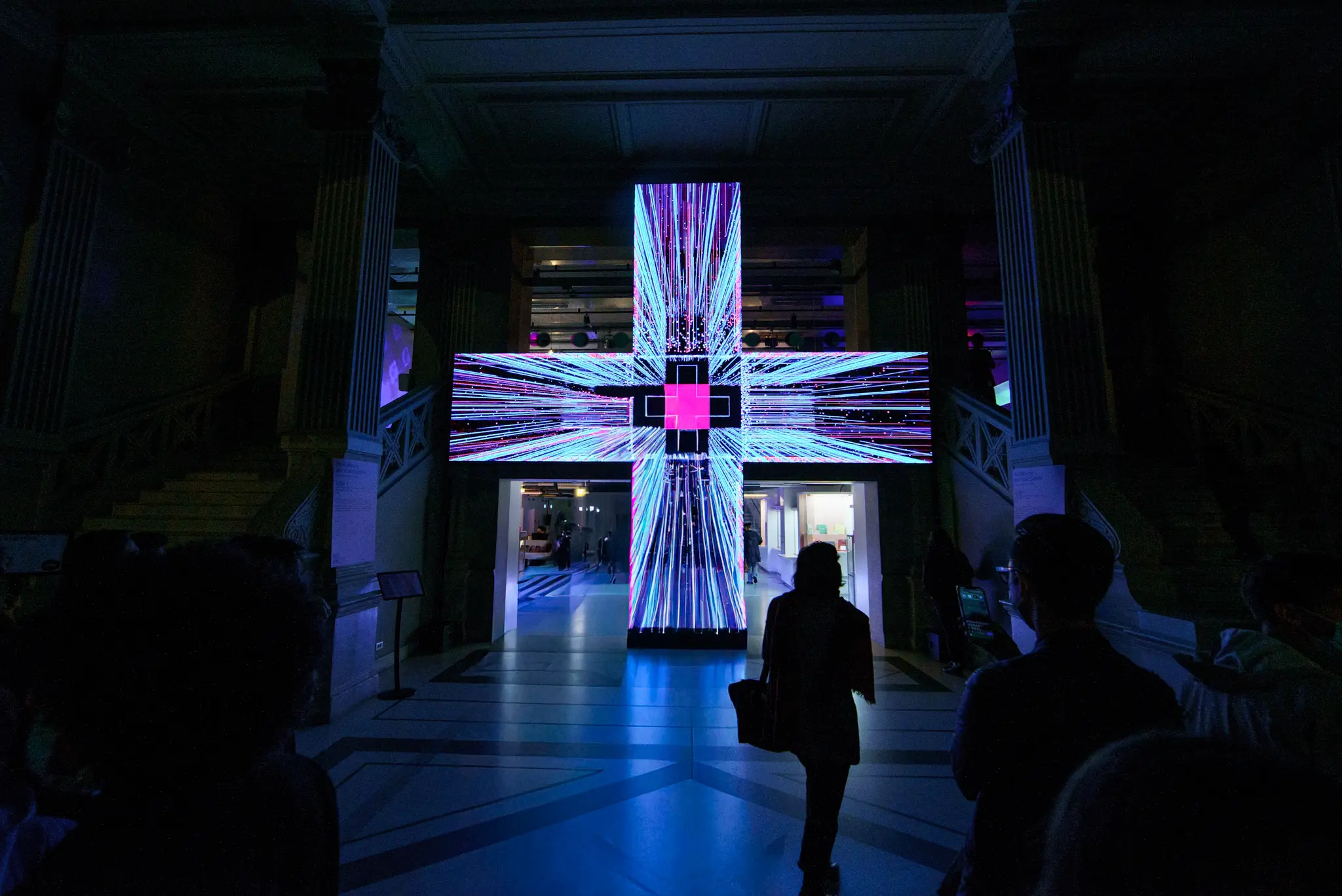 Tout savoir sur l&rsquo;écran LED intérieur
Également appelé écran géant LED, mur d&rsquo;images LED ou panneau d&rsquo;affichage, l&rsquo;écran LED intérieur (ou écran LED indoor) diffuse de manière dynamique des vidéos, images et messages à l&rsquo;intérieur d&rsquo;un bâtiment, d&rsquo;une salle ou d&rsquo;un espace recevant du public.
Contrairement aux écrans LCD qui reposent sur une technologie rétroéclairée, les pixels d&rsquo;un écran LED intérieur sont composés de diodes à lumière émissive. Là où les écrans LCD perdent en qualité d&rsquo;image avec les reflets UV, la technologie LED garantit une visibilité parfaite, une définition élevée et une luminosité stable, quelle que soit la distance de vision ou la lumière ambiante.
Une solution haute luminosité, modulable et full personnalisable, parfaite pour tous vos besoins en affichage intérieur : signalétique digitale, affichage publicitaire, mur d&rsquo;images géant, animation de points de vente, scénographie, écrans de salle de réunion, salles polyvalentes, salons ou expérience client immersive.
