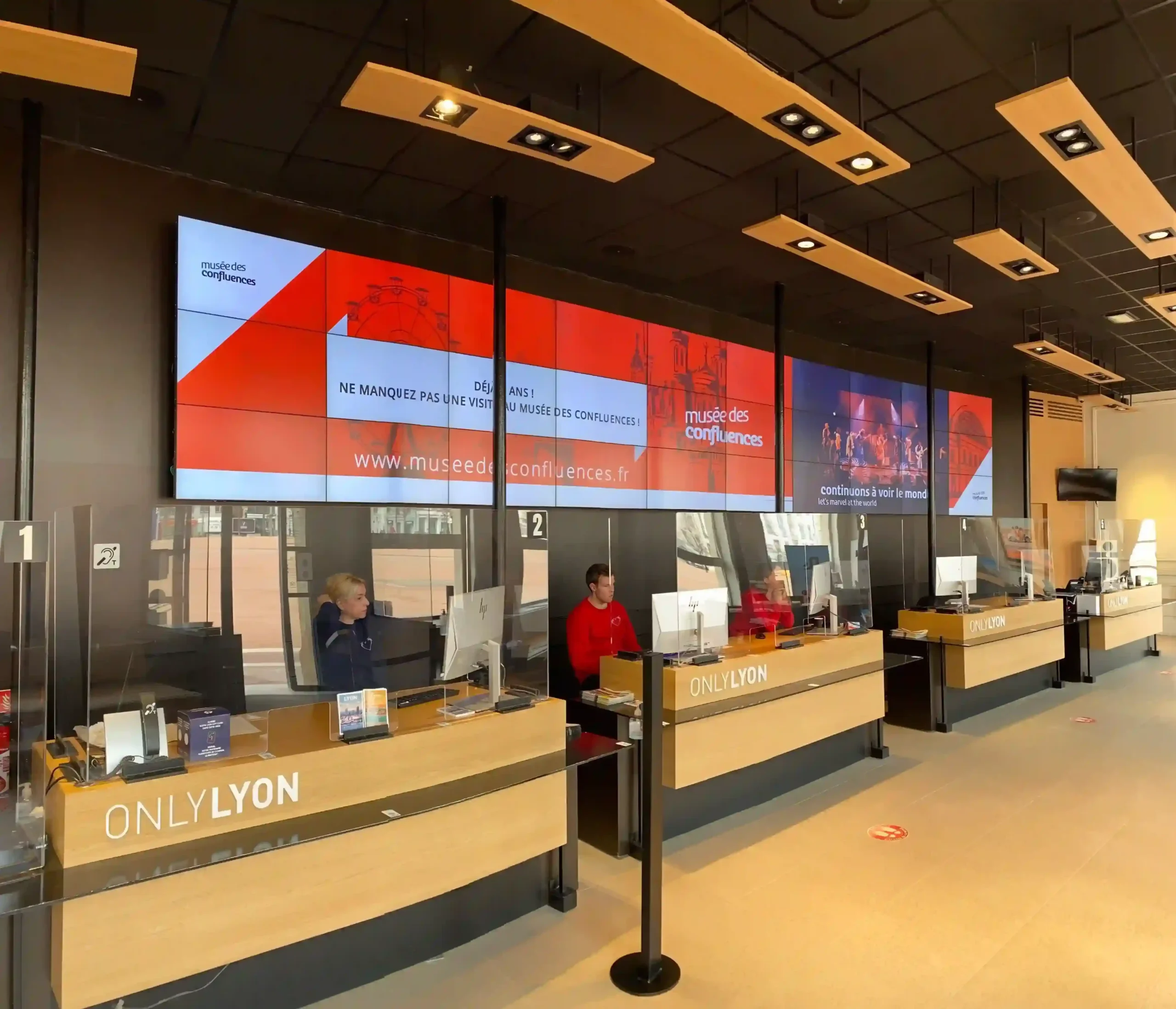 Tout savoir sur l&rsquo;écran Mur LED intérieur
Également appelé écran géant LED, panneau d&rsquo;affichage à LED ou mur d&rsquo;images numérique, l&rsquo;écran Mur LED intérieur diffuse de manière dynamique des images, vidéos et contenus animés à l&rsquo;intérieur d&rsquo;un bâtiment. Solution incontournable pour une communication visuelle à fort impact, le mur LED indoor s&rsquo;impose comme la nouvelle référence de l&rsquo;affichage digital sur mesure.
Contrairement aux écrans LCD qui reposent sur une technologie rétro-éclairée, les pixels des écrans LED sont composés de diodes électroluminescentes auto-émissives. Là où les écrans LCD perdent en qualité avec les reflets UV et les ambiances lumineuses fortes, les LEDs permettent de diffuser une image éclatante, avec un contraste profond et une excellente qualité d&rsquo;image, sans reflet ni perte de luminosité.
Une solution haute luminosité parfaite pour satisfaire tous vos besoins en affichage intérieur : signalétique digitale, affichage publicitaire, mur d&rsquo;images en showroom, animation de points de vente, scénographie en boutique, expérience client en hall corporate, retransmission live en salle de conférence.
