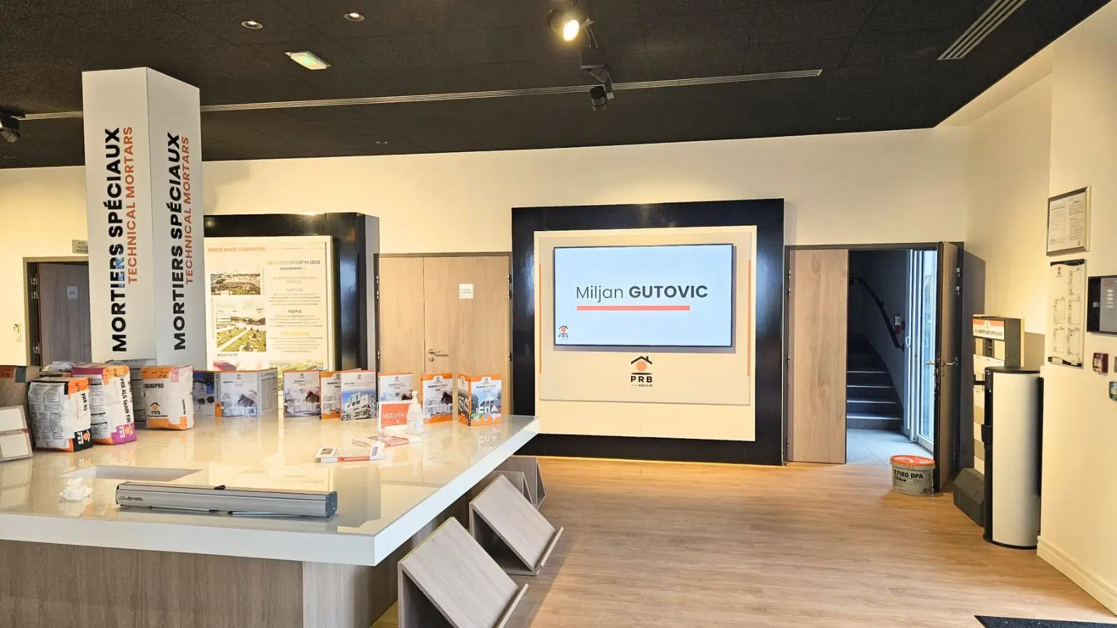 Tout savoir sur l&rsquo;écran Mur LED intérieur
Également appelé écran géant LED, panneau d&rsquo;affichage à LED ou mur d&rsquo;images numérique, l&rsquo;écran Mur LED intérieur diffuse de manière dynamique des images, vidéos et contenus animés à l&rsquo;intérieur d&rsquo;un bâtiment. Solution incontournable pour une communication visuelle à fort impact, le mur LED indoor s&rsquo;impose comme la nouvelle référence de l&rsquo;affichage digital sur mesure.
Contrairement aux écrans LCD qui reposent sur une technologie rétro-éclairée, les pixels des écrans LED sont composés de diodes électroluminescentes auto-émissives. Là où les écrans LCD perdent en qualité avec les reflets UV et les ambiances lumineuses fortes, les LEDs permettent de diffuser une image éclatante, avec un contraste profond et une excellente qualité d&rsquo;image, sans reflet ni perte de luminosité.
Une solution haute luminosité parfaite pour satisfaire tous vos besoins en affichage intérieur : signalétique digitale, affichage publicitaire, mur d&rsquo;images en showroom, animation de points de vente, scénographie en boutique, expérience client en hall corporate, retransmission live en salle de conférence.
