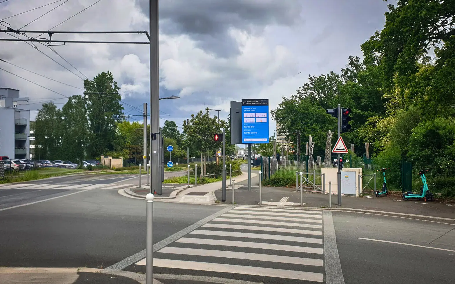 Tout savoir sur les panneaux numériques, panneaux LED sur mât, totems et solutions LED sur mesure
Également appelés panneaux numériques, panneaux LED sur mât, totems digitaux, journaux lumineux ou bandeaux LED, ces dispositifs d&rsquo;affichage dynamique diffusent messages, images, vidéos et informations en temps réel en extérieur. Le panneau numérique est l&rsquo;outil de communication digitale de référence pour entreprises, commerces, collectivités, mairies et villes.
Contrairement aux écrans LCD rétroéclairés, les panneaux numériques utilisent des diodes électroluminescentes à lumière émissive : visibilité optimale, forte luminosité et noirs profonds en plein soleil comme à grande distance. Idéaux pour zones commerciales, concessions, stations-service, parkings ou sites industriels grâce à une implantation en hauteur. Les totems digitaux orientent visiteurs et citoyens, les journaux lumineux affichent textes défilants et horaires, les bandeaux LED s&rsquo;adaptent à vos façades, vitrines ou enseignes
