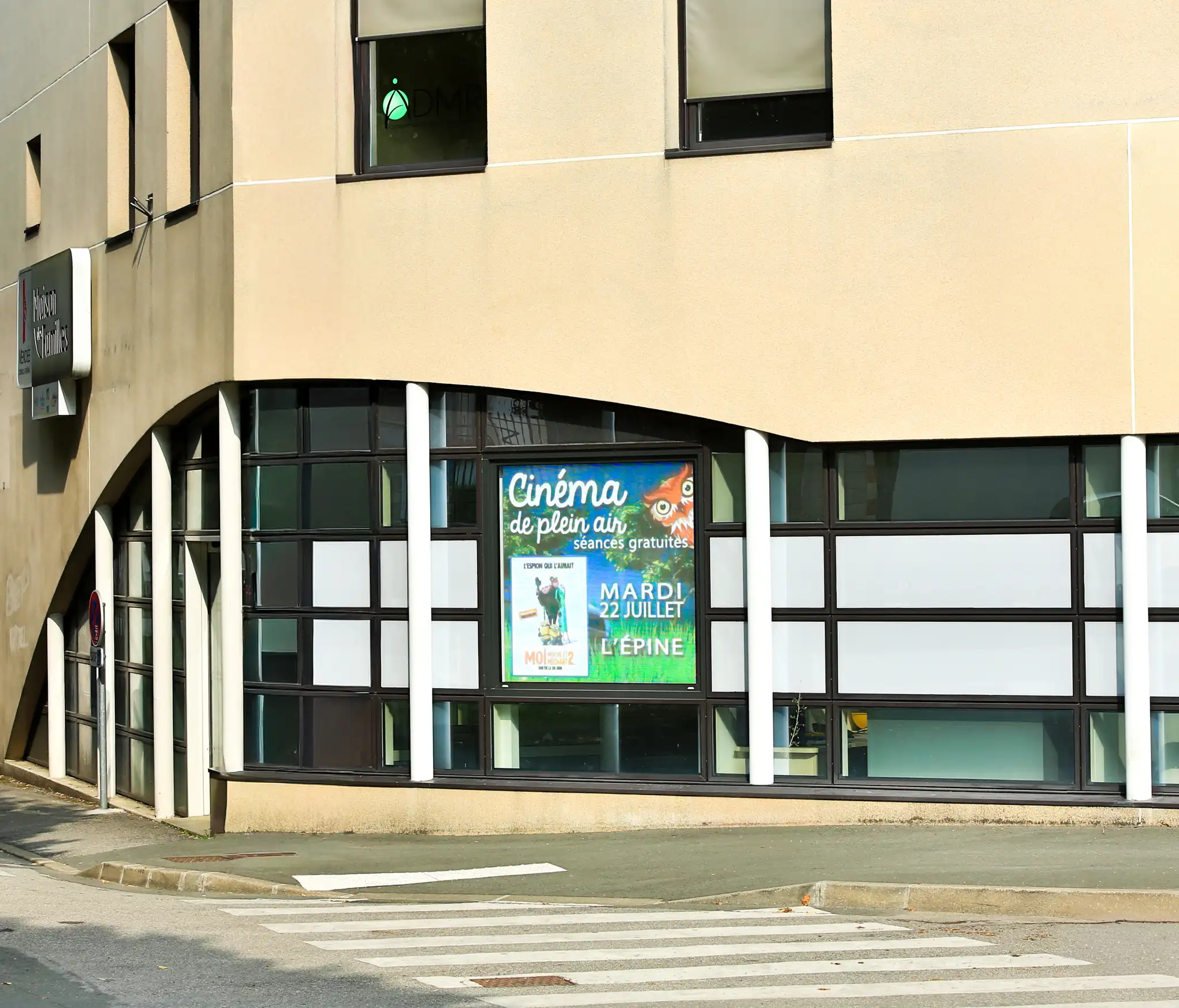 Ecran vitrine LED ou LCD